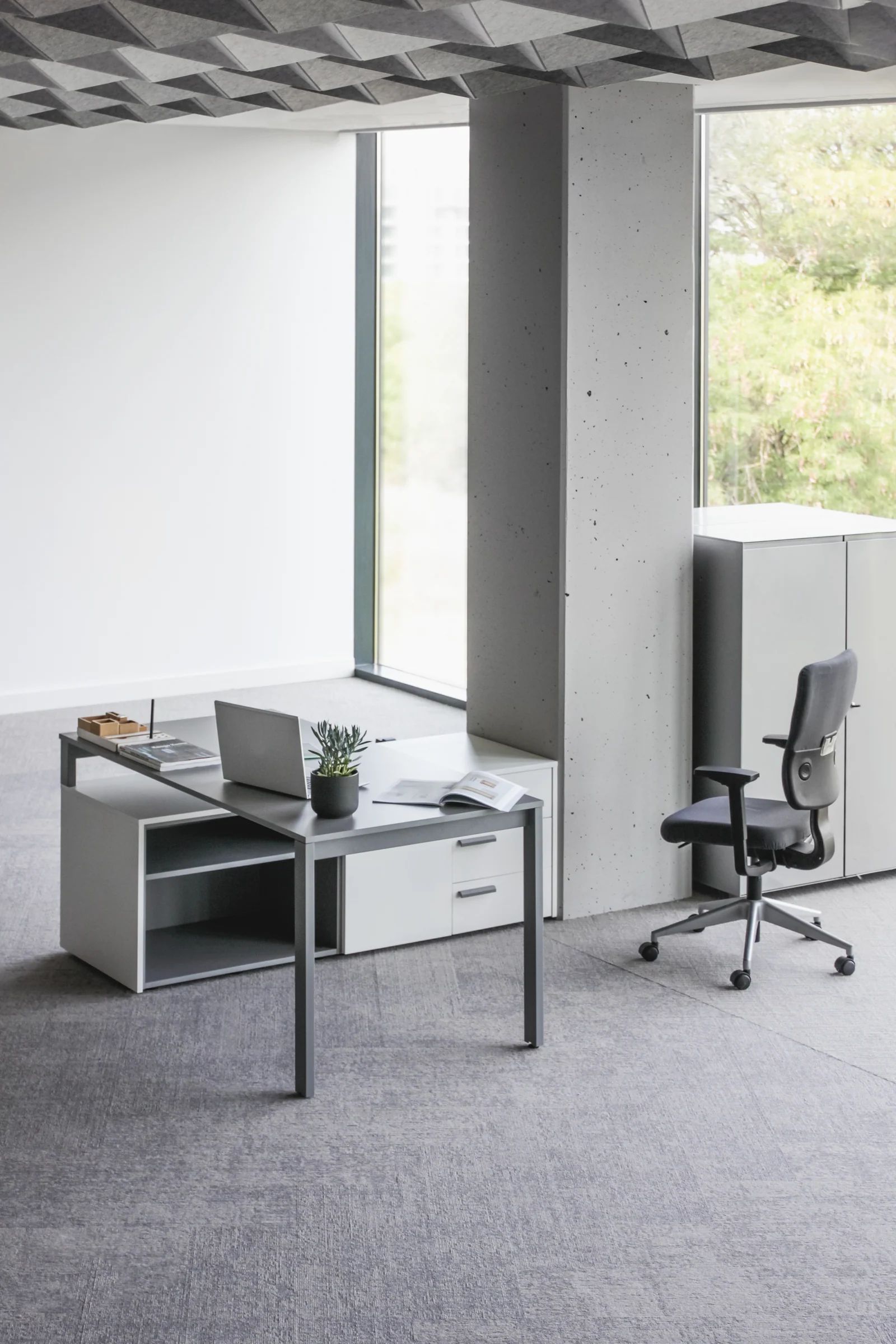 Detail photograph of the Easyslide desk collection
